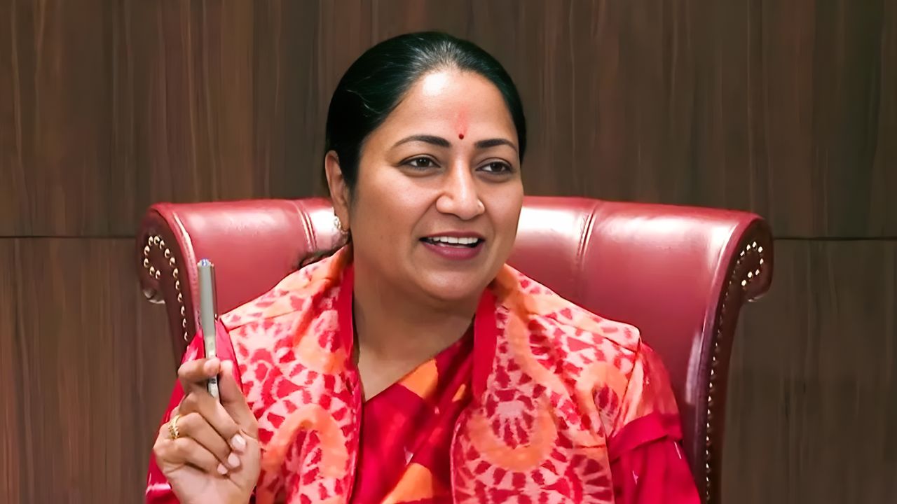 Delhi News: पुराने कमर्शियल गाडियों की जगह लेंगे BS-IV वाहन, दिल्ली सरकार ने ‘Parivartan’ योजना को दी मंजूरी; स्वच्छ परिवहन व्यवस्था का किया वादा