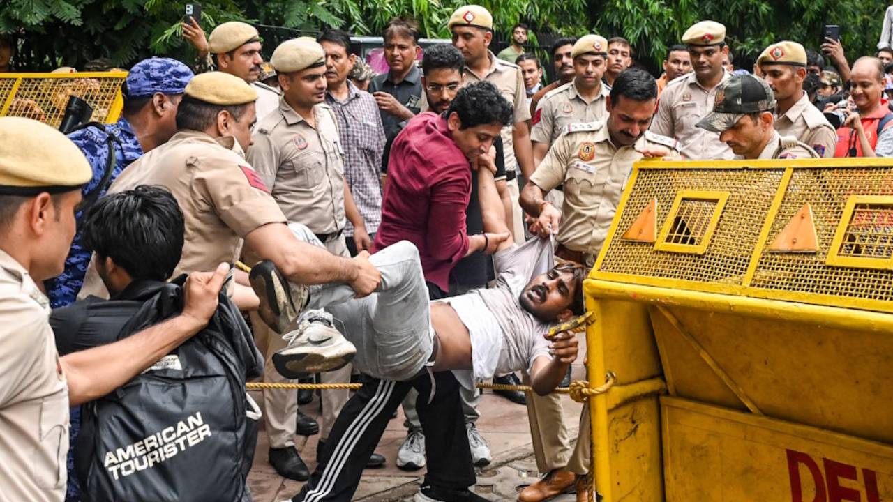 Delhi News: बैरिकेड टूटे, लेकिन कदम नहीं रुके...ज्ञानेश कुमार के इस्तीफे की मांग पर जोरदार हंगामा, 15 पुलिसकर्मी घायल; हिरासत में 110 प्रदर्शनकारी
