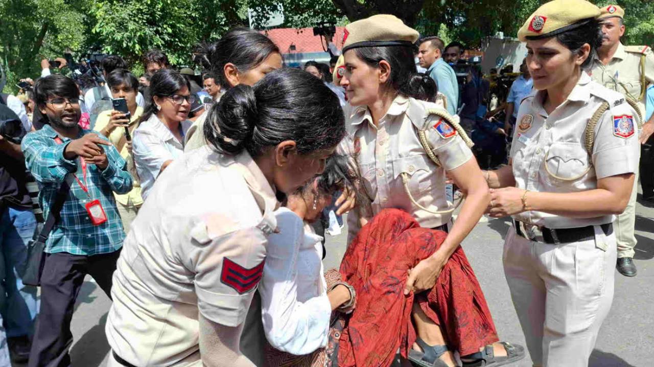 Delhi News: महिला पत्रकारों से कथित बदसलूकी पर हंगामा, दिल्ली पुलिस पर लगाया दुर्व्यवहार का आरोप; क्राइम ब्रांच करेगी जांच