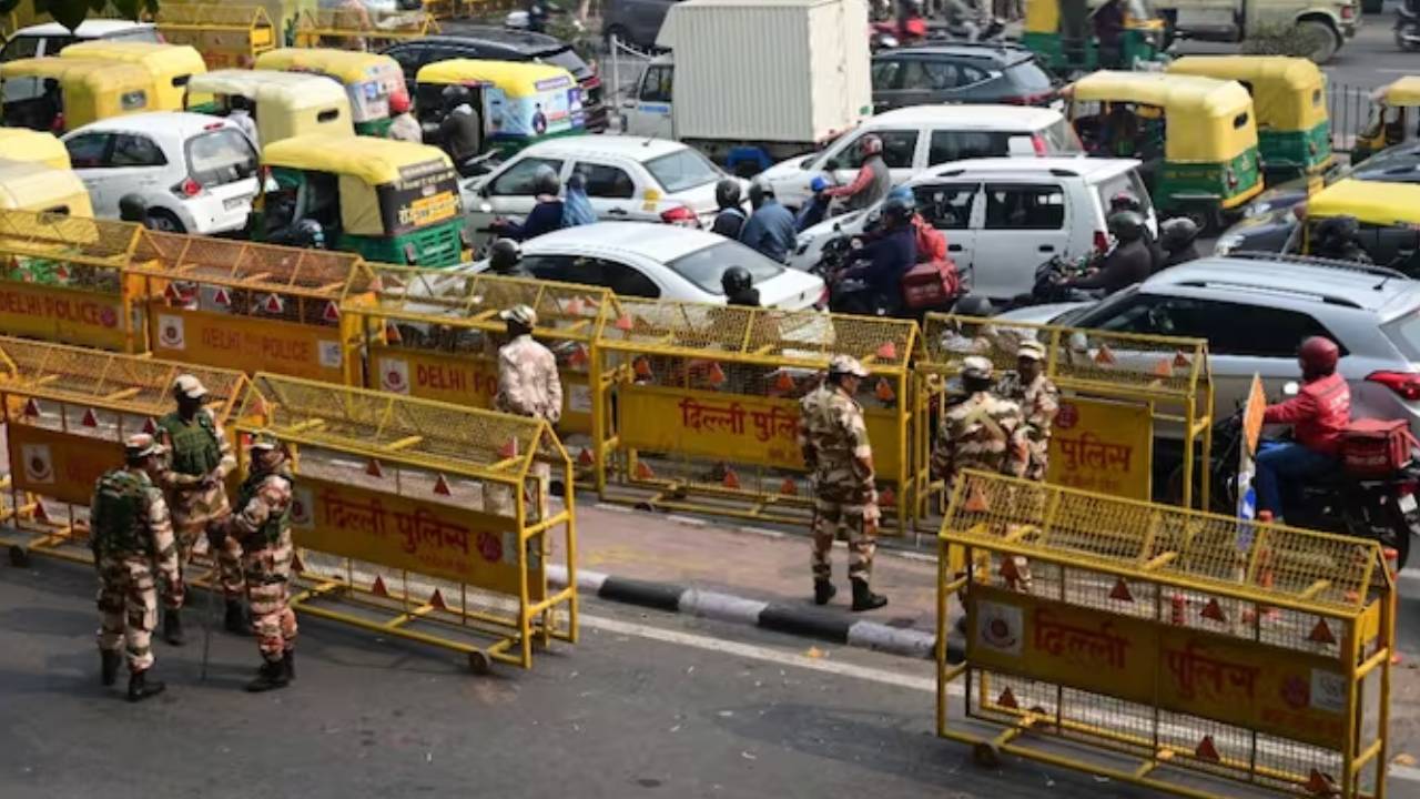 Delhi News: यात्रियों के लिए अलर्ट...दशहरा पर दिल्ली ट्रैफिक पुलिस ने जारी की एडवाइजरी, घर से निकलने से पहले रूट प्लान चेक करें