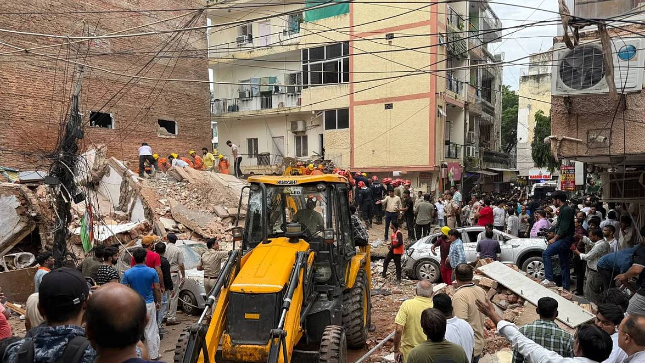 Delhi News: सत्य निकेतन में बिल्डिंग गिरने से अबतक 6 जिंदगियां खत्म, मलबे में फंसे लोगों की तलाश जारी