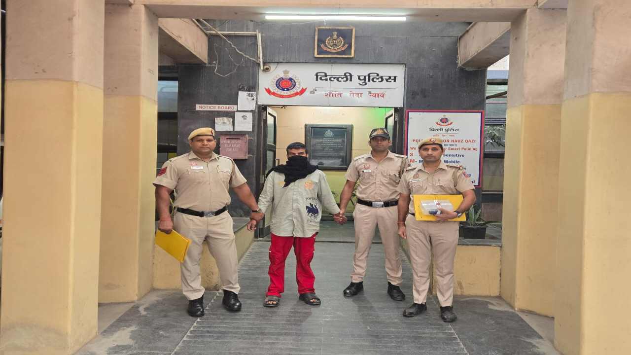 Delhi News: दिल्ली में चाकू दिखाकर लूटपाट करने वाला बदमाश गिरफ्तार, 24 घंटे के अंदर पुलिस ने दबोचा
