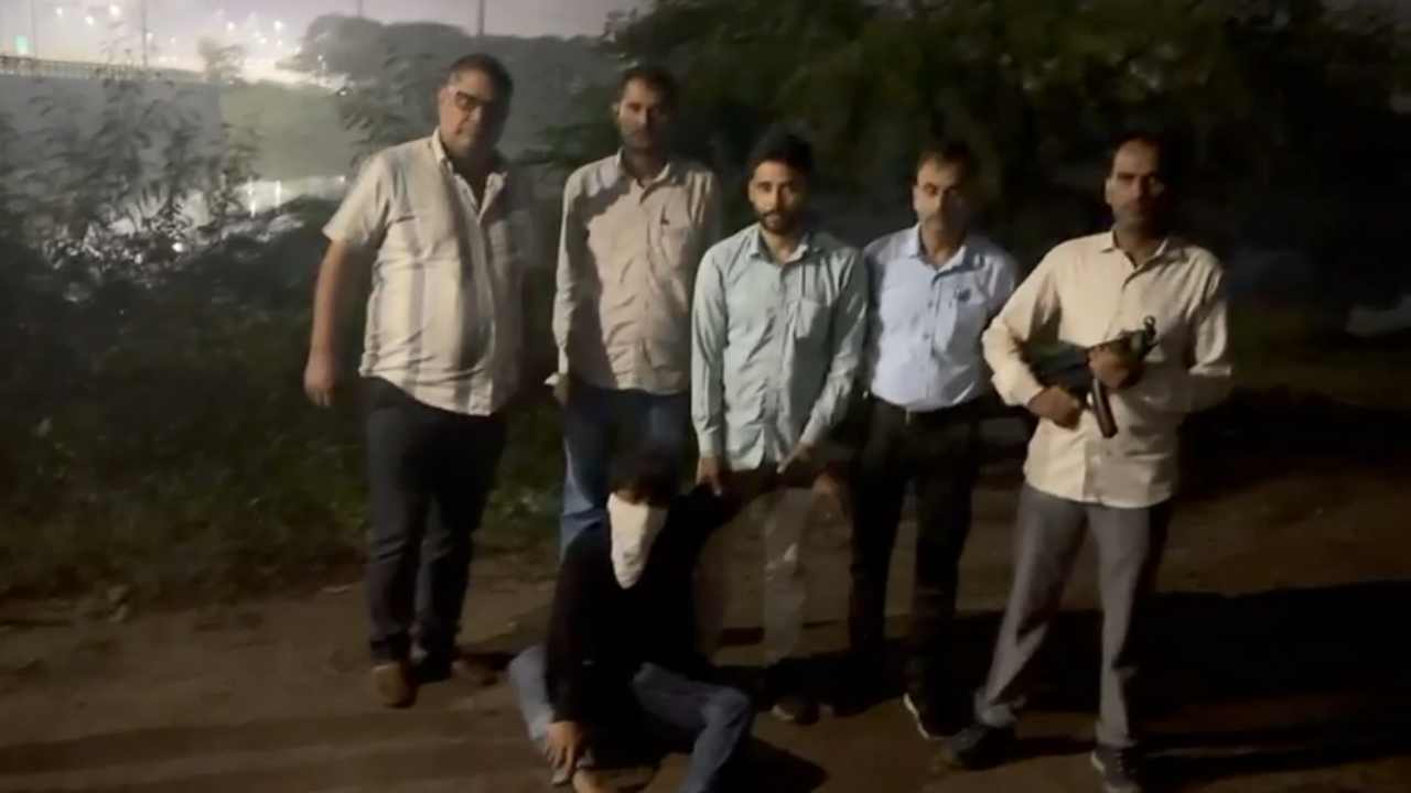 Delhi News: दिल्ली में फिर गरजीं गोलियां, द्वारका में एनकाउंटर के बाद हाशिम बाबा गैंग का शूटर दबोचा, पैर में लगी गोली