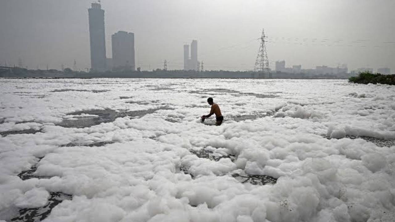 Delhi Pollution: हवा और पानी पर मंडरा रहा खतरा...दिल्ली-NCR का AQI 168, यमुना में फिर दिखा जहरीला सफेद झाग