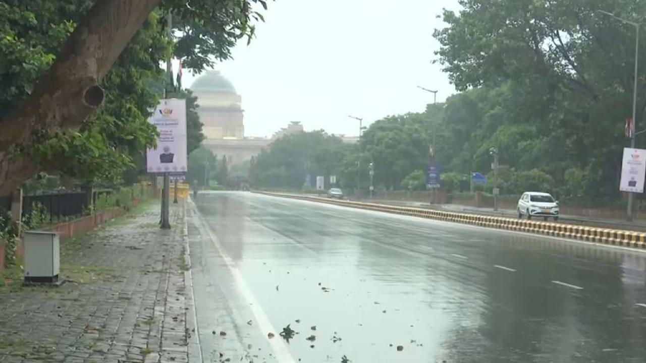 Delhi Rain: दिल्ली-NCR में बारिश से बदला मौसम, ठंडी हवाओं ने दी राहत, IMD का ऑरेंज अलर्ट जारी