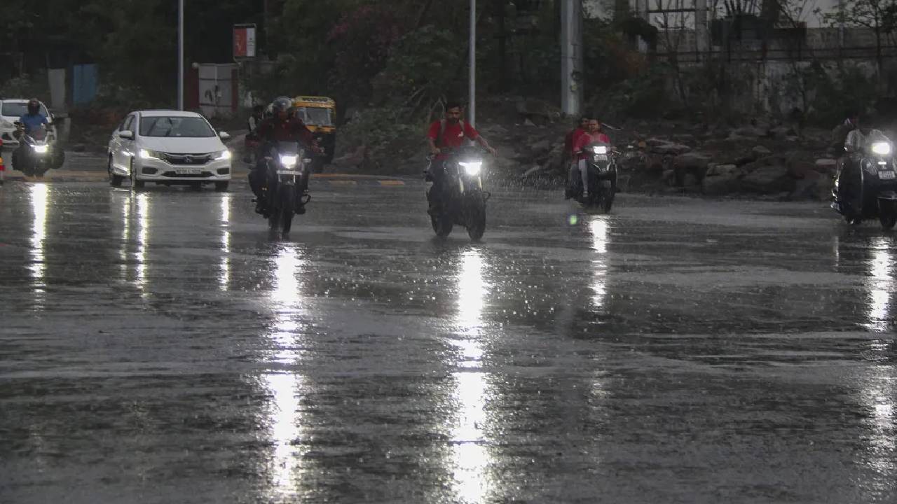 दिल्ली-NCR में बदला मौसम, दोपहर बाद तेज बारिश; नोएडा में काले बादलों से छाया अंधेरा, ट्रैफिक धीमा