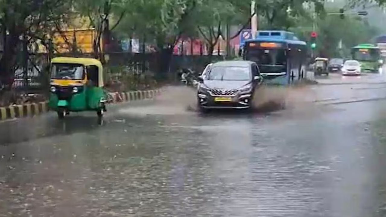 Delhi Rain: दिल्ली-NCR में मौसम का उलटफेर...कई इलाकों में झमाझम बारिश, सड़कें बनीं तालाब