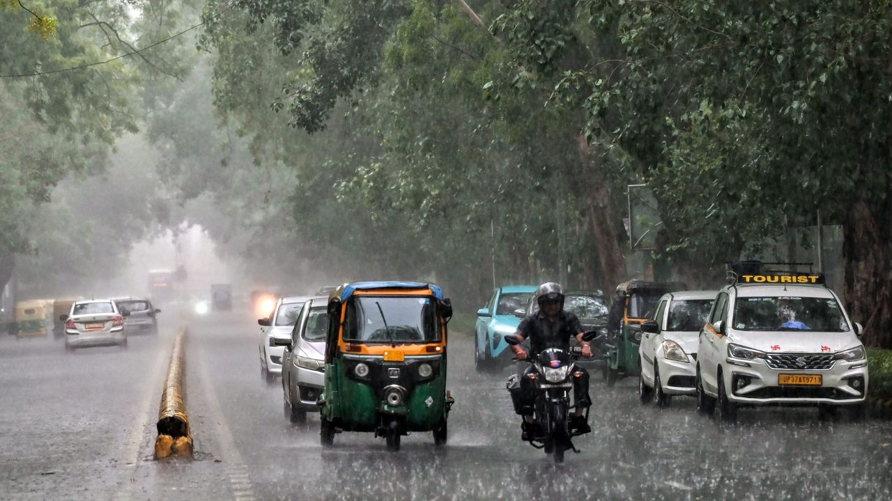 Delhi Rain: दिल्ली-एनसीआर में बदला मौसम का मिजाज, उमस भरी गर्मी के बीच बारिश ने दी दस्तक