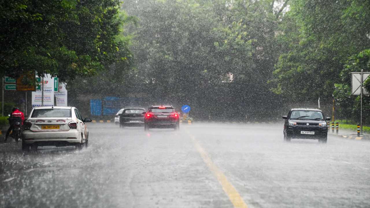 Delhi Weather Update:दिल्ली-NCR में बारिश से गिरा तापमान, कई इलाकों में जलभराव; अब कैसा रहेगा मौसम?