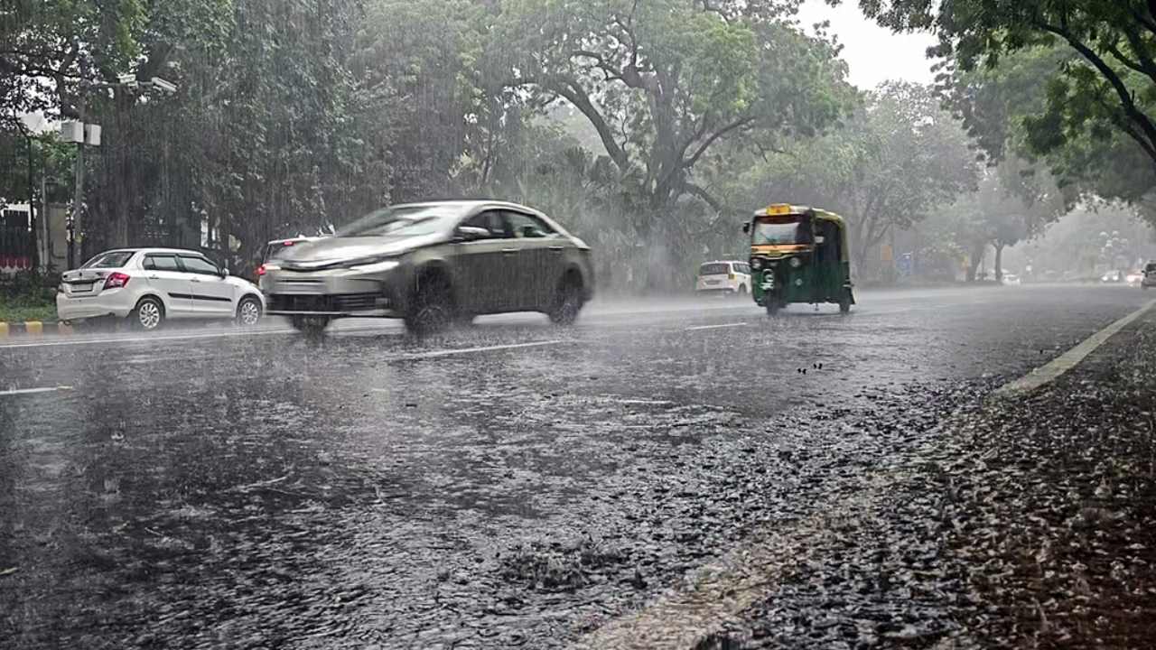 Delhi Weather Update: दिल्ली में रातभर बरसे बादल, प्रदूषण से मिली राहत; जानें कब तक होगी बारिश और कब निकलेगी धूप