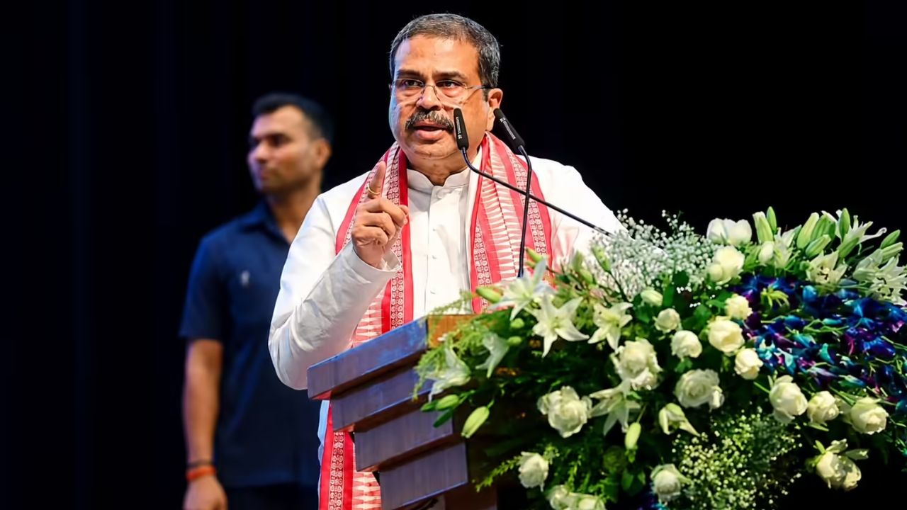 धर्मेंद्र प्रधान के इस्तीफे पर AAP और कांग्रेस का आया बयान, जानें किसने क्या दी प्रतिक्रिया
