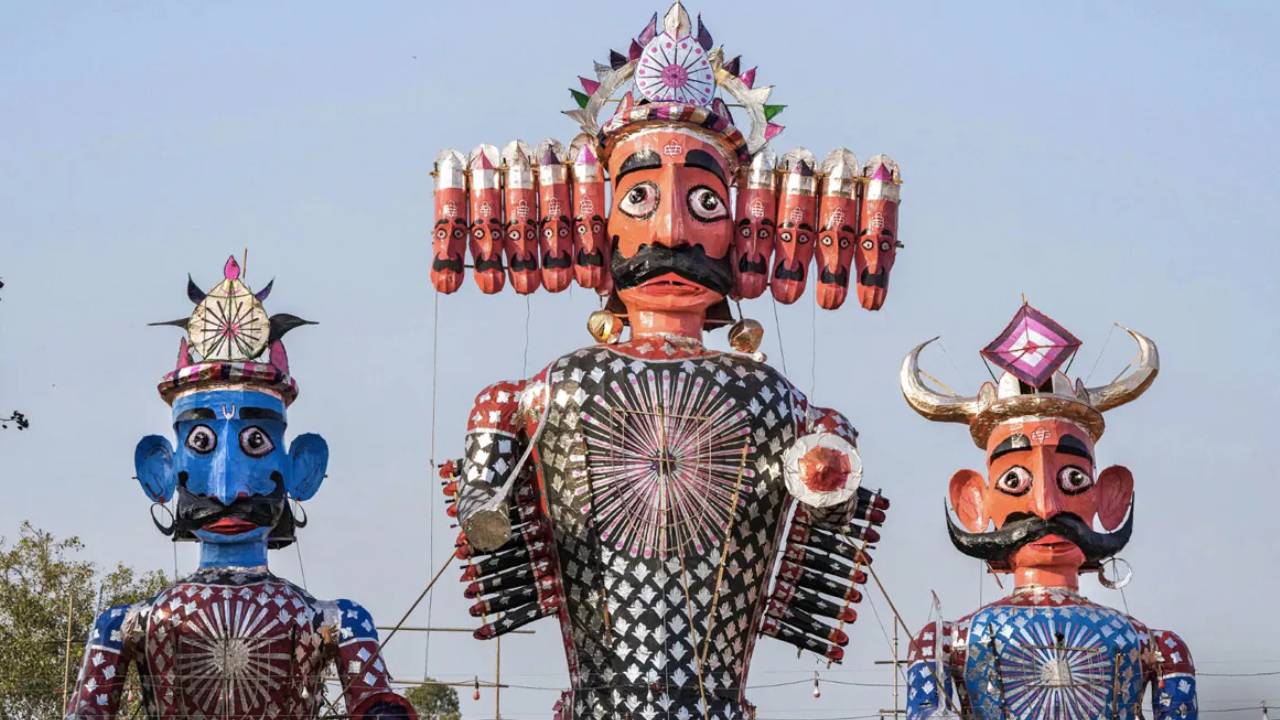 Dussehra 2026: दशहरे के दिन कब करें पूजा? यहां देखें शुभ मुहूर्त और रावण दहन का सही समय