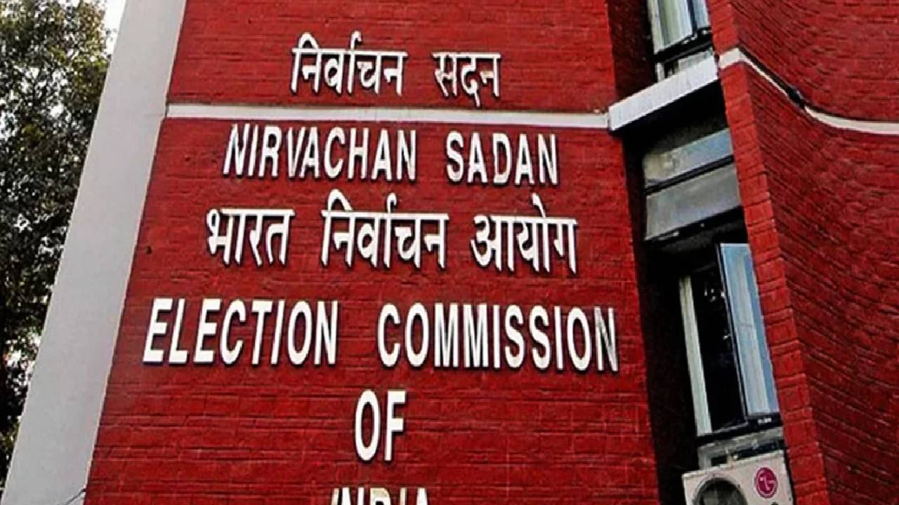 ज्ञानेश कुमार के खिलाफ विपक्ष के प्रदर्शन,  42 पूर्व न्यायाधीशों का चुनाव आयोग के समर्थन में दी चेतावनी