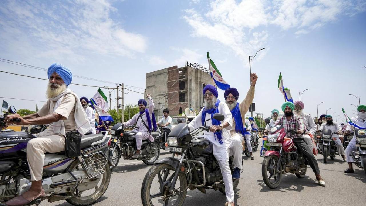 Farmers Protest: पंजाब में किसानों का ‘रेल रोको’ आंदोलन, कई जगह रेलवे ट्रैक पर बैठे किसान