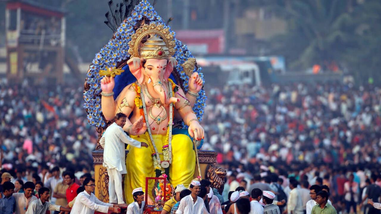 Ganesh Chaturthi 2026: कल घर आएंगे बप्पा, यहां देखें गणपति स्थापना का शुभ मुहूर्त, नोट करें पूजा विधि और भोग की लिस्ट