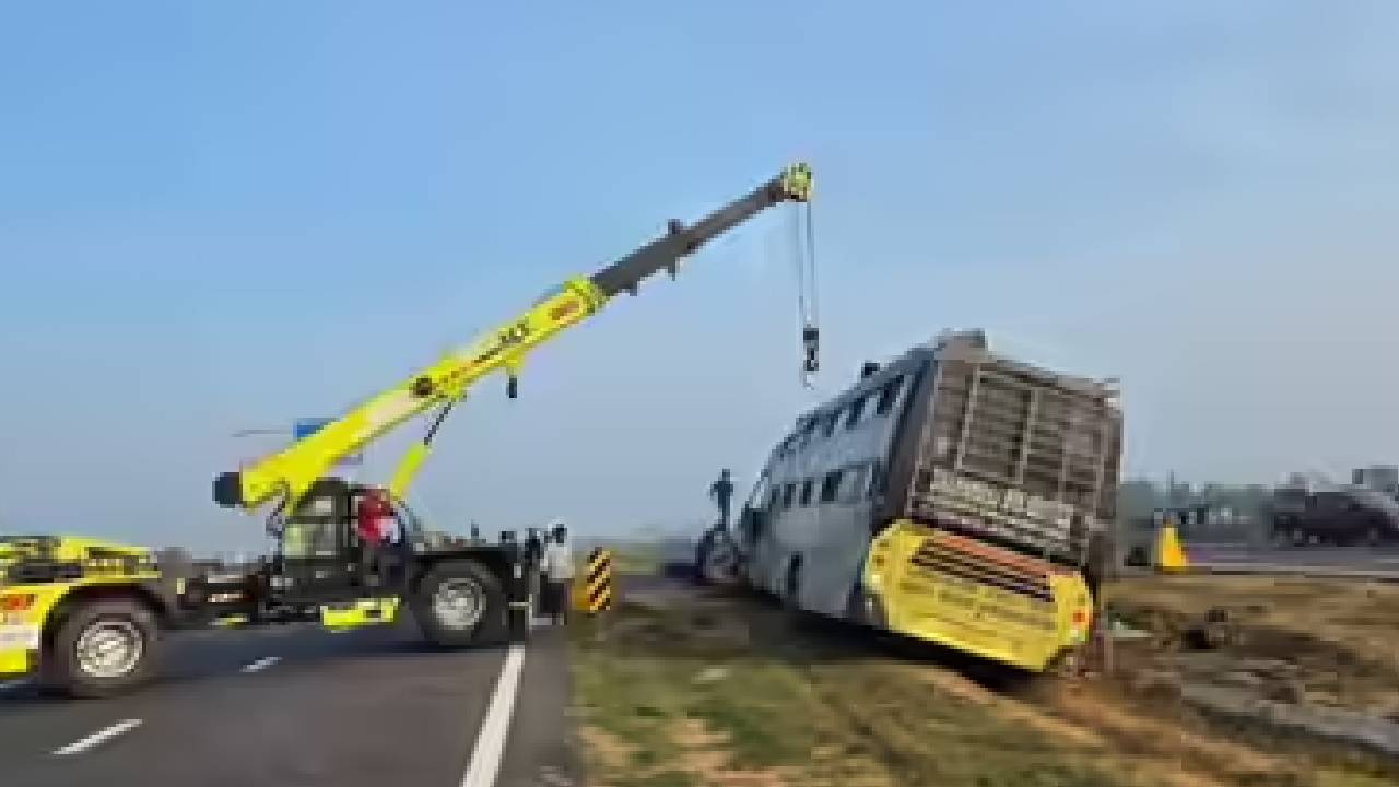 गंगा एक्सप्रेसवे पर भीषण हादसा...डबल डेकर बस पलटी, 2 यात्रियों की मौत, 25 से ज्यादा घायल