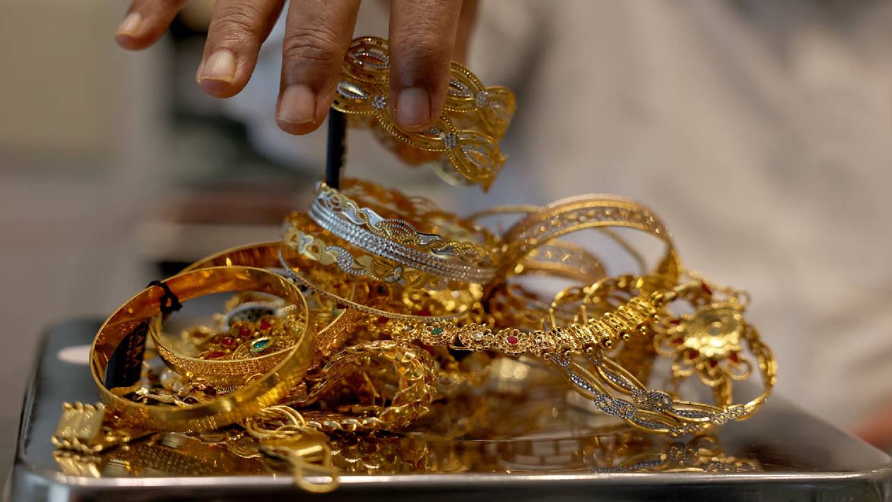 Gold Price: सोने के दाम में फिर तेजी, 24 कैरेट गोल्ड ₹1.49 लाख के पार, चांदी भी मजबूत