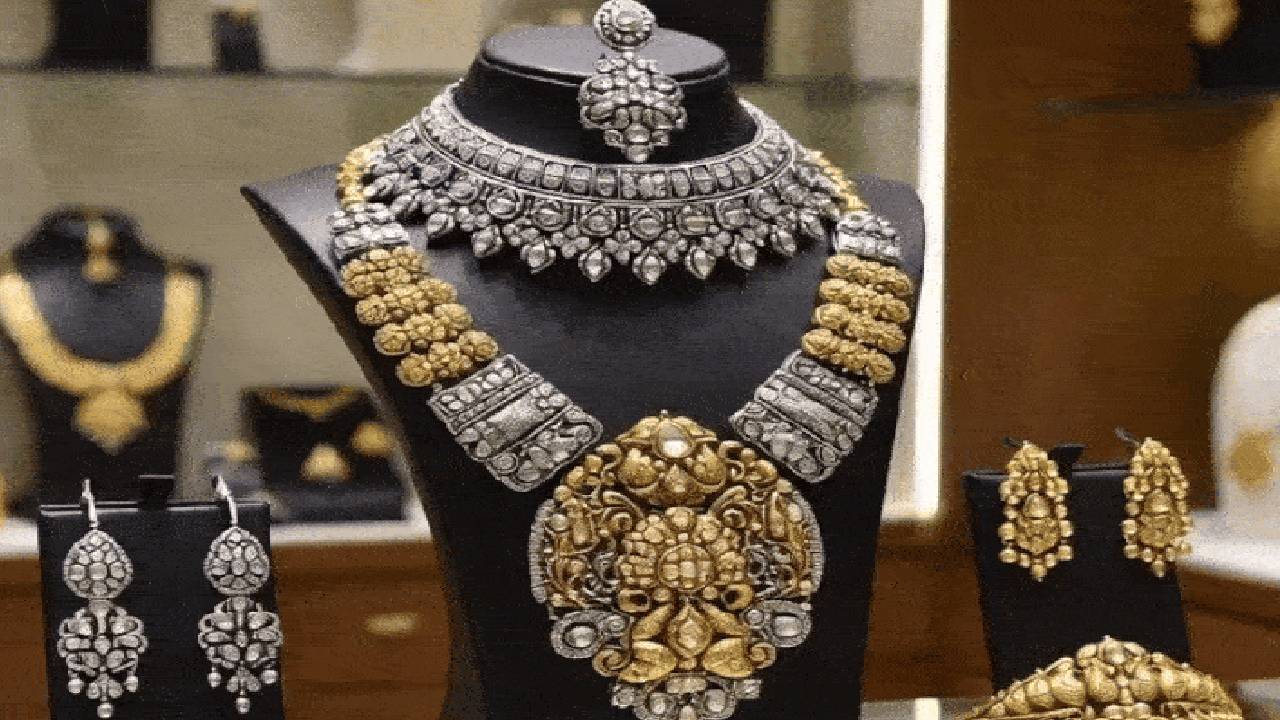 Gold-Silver Rates: शेयर बाजार में भारी गिरावट से चांदी के दाम के दाम हुए कम, जानें क्या है सोने का रेट