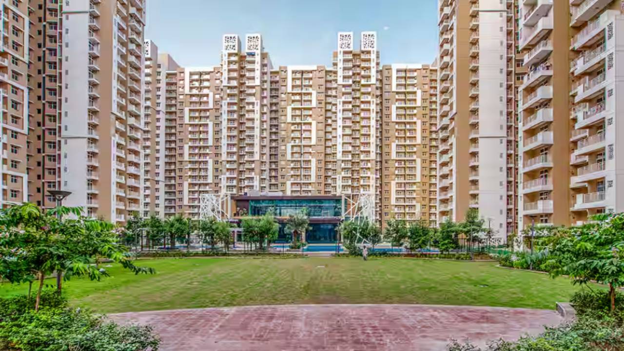 Greater Noida: बेटे को बचाने के लिए पिता ने लगाई छलांग, 23वीं मंजिल से गिरकर दोनों की हुई मौत; फूल तोड़ते वक्त बिगड़ा था संतुलन