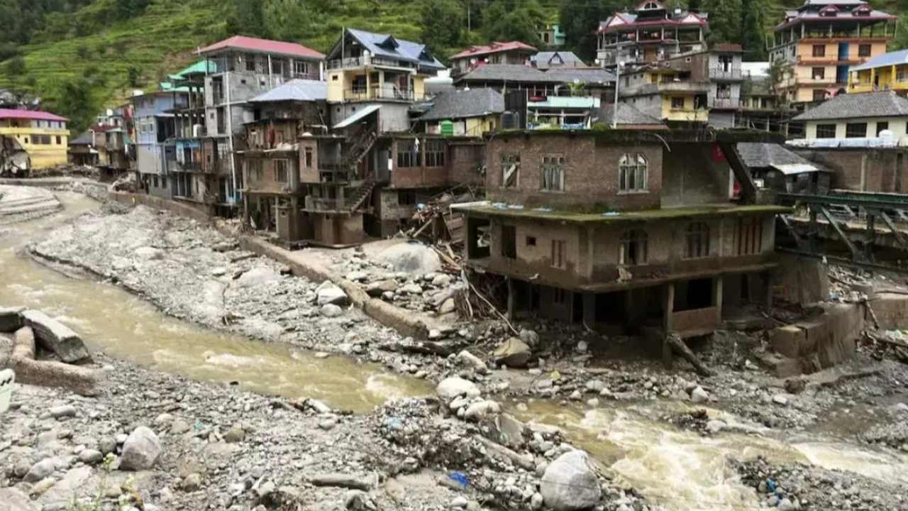 Himachal Pradesh: 354 मौतें और कई सड़कें बंद...हिमाचल प्रदेश में मानसून ने मचाई जमकर तबाही, करोड़ों का नुकसान; शिमला-कांगड़ा सबसे ज्यादा प्रभावित