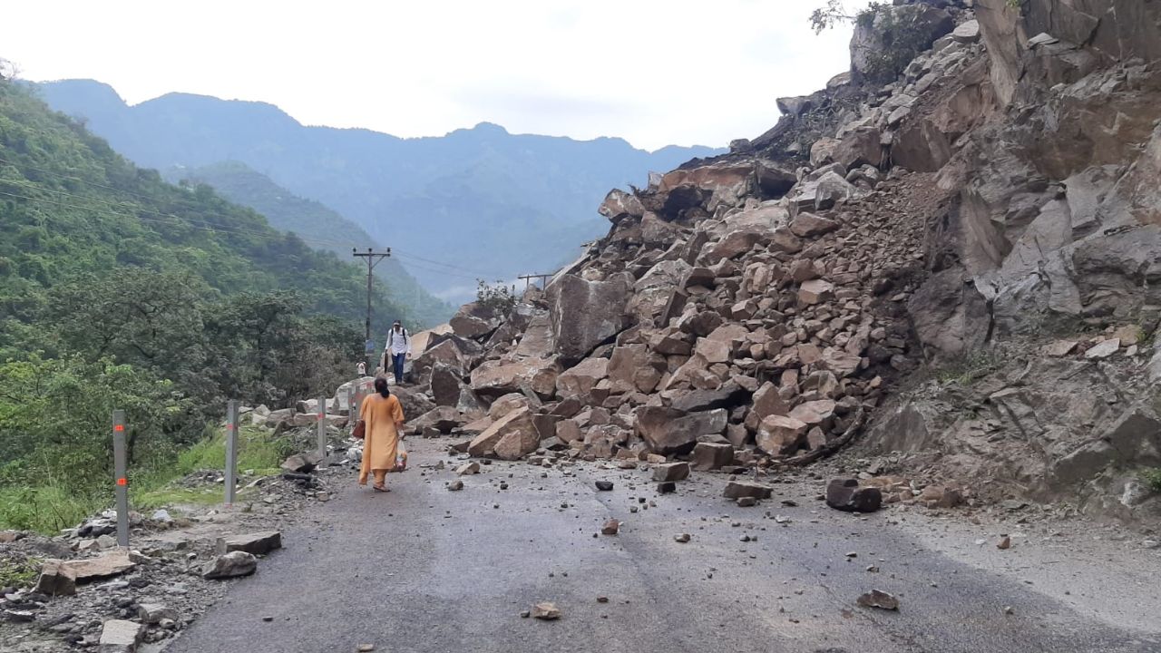 Himachal Pradesh: 55 दिनों में 224 मौतें...हिमाचल प्रदेश में मानसून का कहर, 149 सड़कें अभी भी बंद; मंडी सबसे ज्यादा प्रभावित