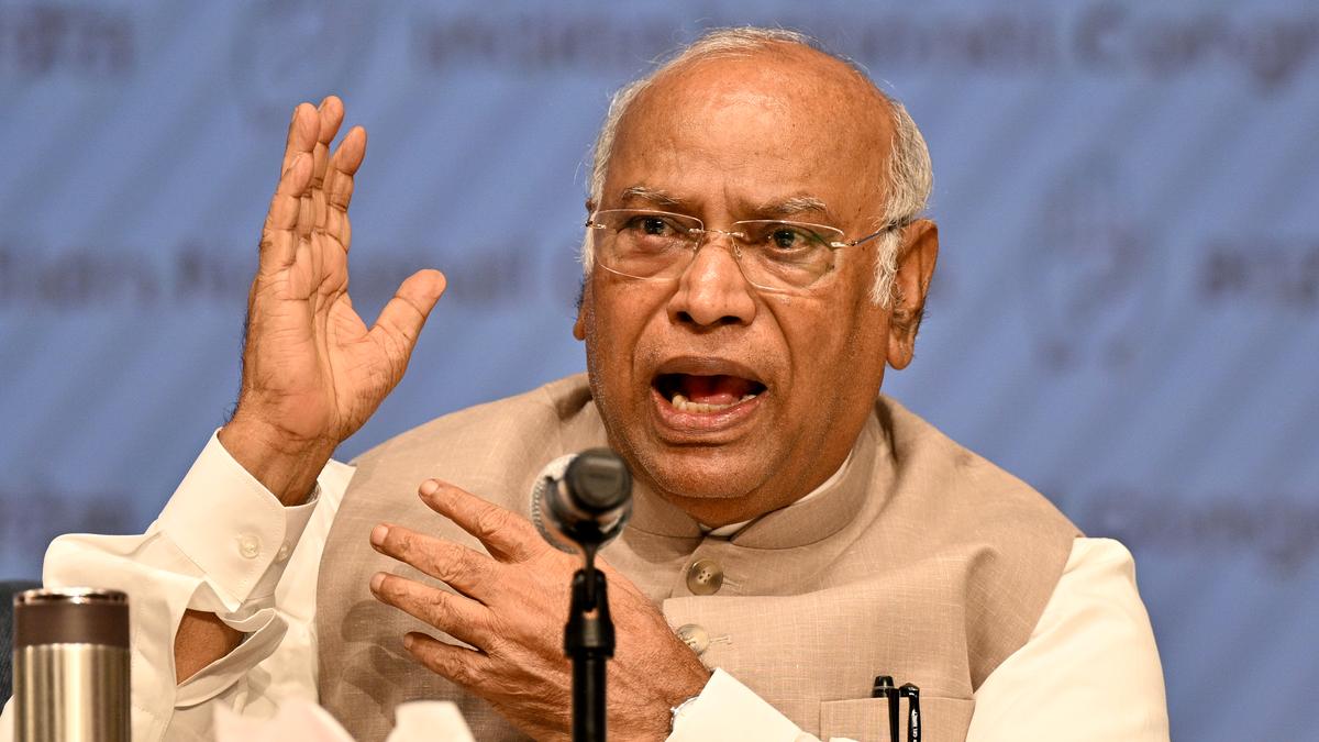 पटना में खरगे के कार्यक्रम में हंगामा, ‘मोदी नहीं जाएगा’ कहने वाले शख्स से मारपीट; कांग्रेस अध्यक्ष के बयान पर विवाद