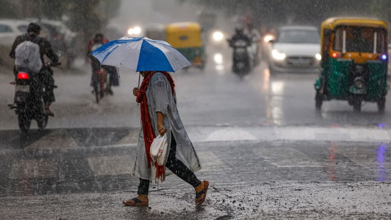 Kal Ka Mausam 26 August: दिल्ली-UP-बिहार समेत 23 राज्यों में दिखेगा बारिश का रौद्र रूप, IMD से जानें 26 अगस्त का मौसम अपडेट