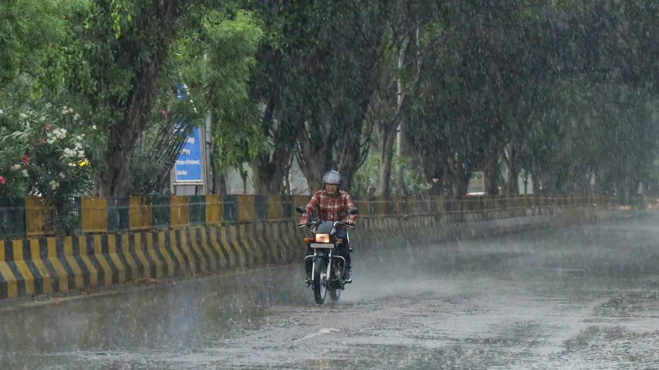 Kal Ka Mausam 27 October: चक्रवात अर्नब से ओडिशा में रेड अलर्ट, 27 अक्टूबर को 25 इन राज्यों में होगी भारी बारिश; यहां पढ़ें IMD अपडेट