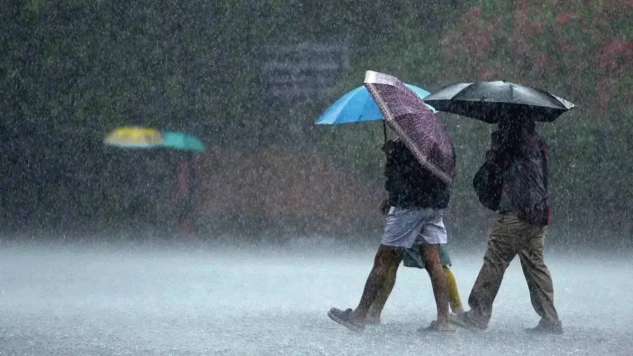 Kal Ka Mausam 28 October: तेजी से आगे बढ़ रहा चक्रवात 'अर्नब', आंध्र प्रदेश-ओडिशा में बारिश का कहर; IMD ने कई राज्यों के लिए जारी किया अलर्ट