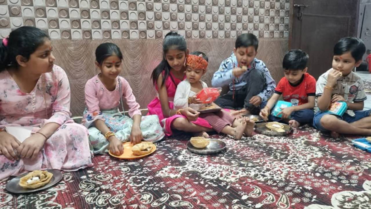 Kanya Pujan 2026: कन्या पूजन के दौरान लंगूर को क्यों बैठाया जाता है? नवरात्रि स्पेशल में जानें बटुक भैरव से जुड़ी ये अनोखी परंपरा