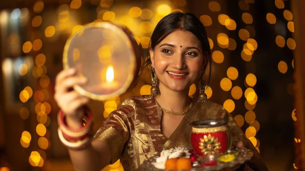 Karwa Chauth 2026: पति-पत्नी के अटूट प्रेम के लिए आज रखा जा रहा करवा चौथ का व्रत, पूजा का शुभ मुहूर्त क्या रहेगा? यहां देखें कब कर सकेंगे चंद्रमा दर्शन