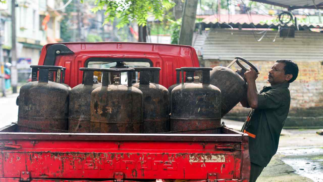 LPG Price Today: 200 रुपये से ज्यादा सस्ता हुआ कमर्शियल गैस सिलेंडर, दिल्ली से कोलकाता तक नए रेट जारी
