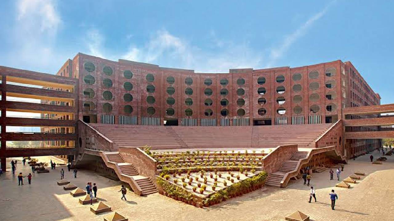 LPU में छात्र प्रदर्शन के दौरान हिंसा, कैंपस में तोड़फोड़ और आगजनी; हाईवे भी हुआ जाम
