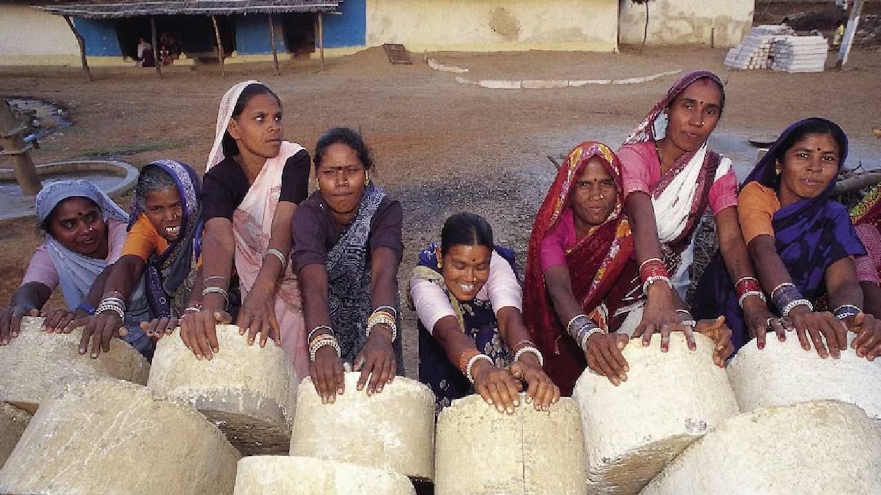 Lakhpati Didi Yojna: यूपी में 11 लाख से ज्यादा महिलाएं बनीं लखपति दीदी, जानें कैसे मिलता है योजना का लाभ