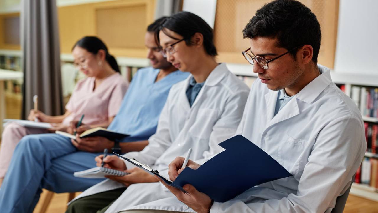 हिंदी में MBBS का प्रयोग क्यों नहीं चला? करोड़ों खर्च, किताबें छपीं, फिर भी छात्रों ने अंग्रेजी को चुना