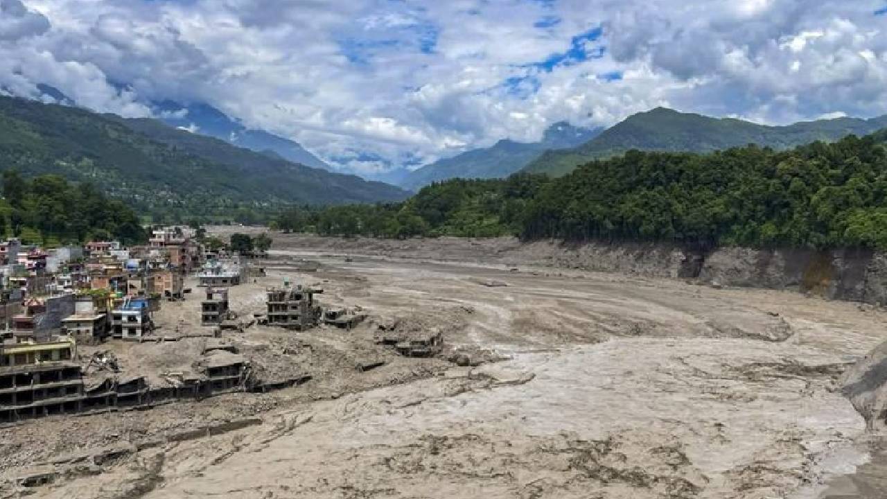 नेपाल की बाढ़ से बिहार में हाई अलर्ट, गंडक बैराज के सभी 36 गेट खोले गए; कई जिलों में बढ़ी निगरानी
