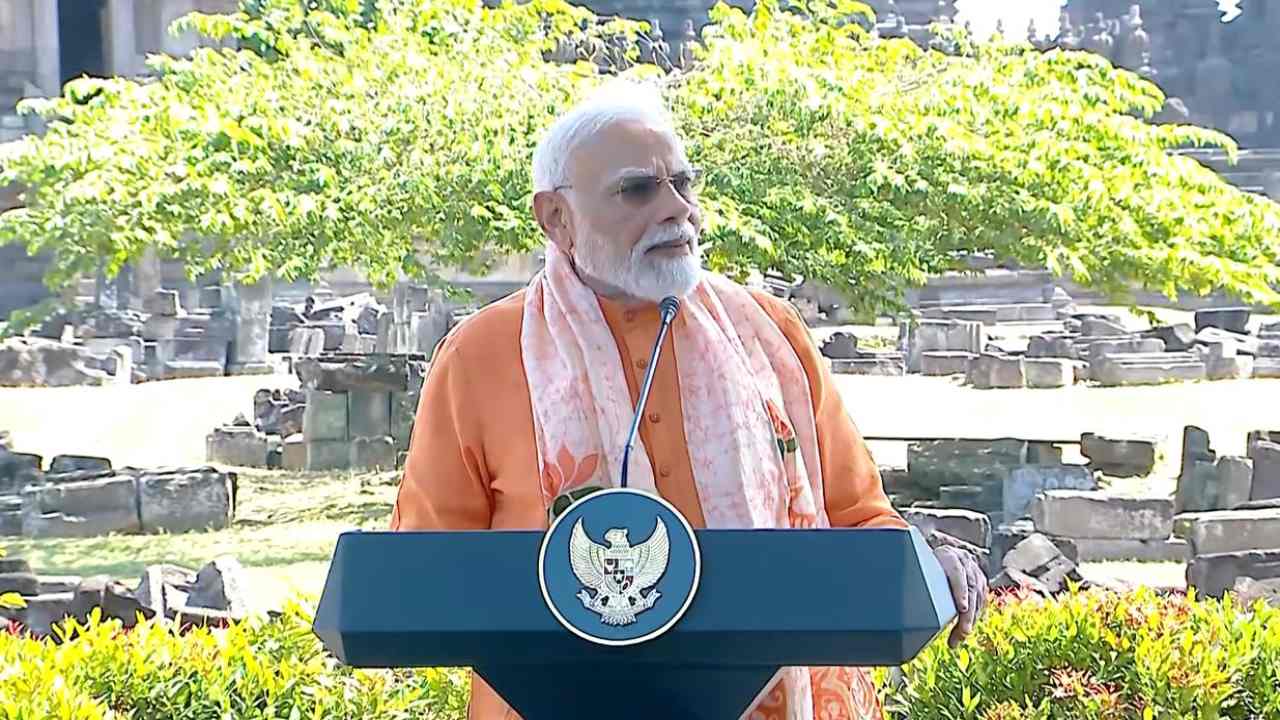 इंडोनेशिया दौरे पर पीएम मोदी ने किया प्रम्बानन मंदिर का दर्शन, शिव जी को लेकर प्रधानमंत्री ने कही दिल छू लेने वाली बात