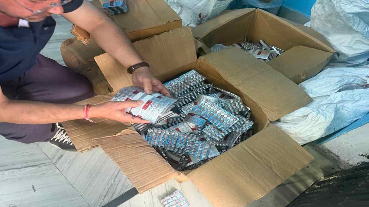 उत्तराखंड में नकली दवाओं के खिलाफ बड़ी कार्रवाई, ईस्ट होप टाउन से भारी मात्रा में फर्जी दवाएं और उपकरण बरामद