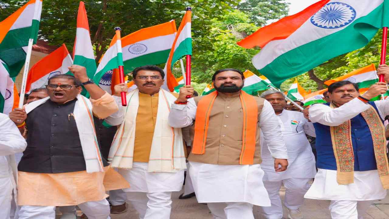 Bihar News: ‎मुख्यमंत्री के साथ तिरंगा यात्रा में शामिल हुए प्रदेश अध्यक्ष संजय सरावगी, जेपी गोलंबर से कारगिल चौक तक पैदल चले