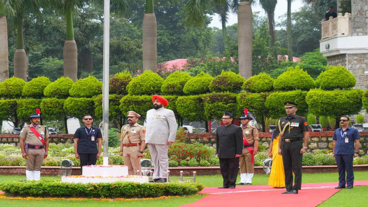 Independence Day 2026: उत्तराखंड के राज्यपाल ने लोक भवन में फहराया तिरंगा, ‘राष्ट्र प्रथम’ का दिया संदेश