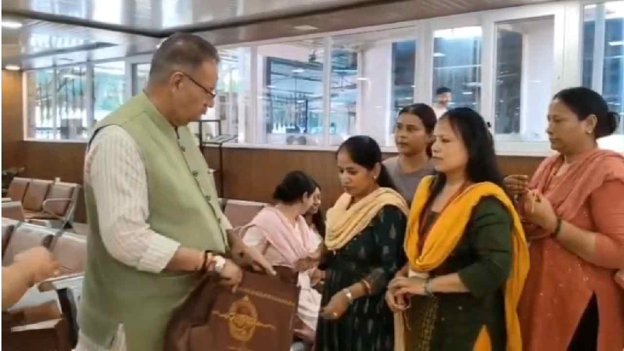 Uttrakhand News:सीएसडी कैंटीन की बहनों ने मंत्री गणेश जोशी को बांधा रक्षा सूत्र, वेतन बढ़ोतरी का दिया भरोसा