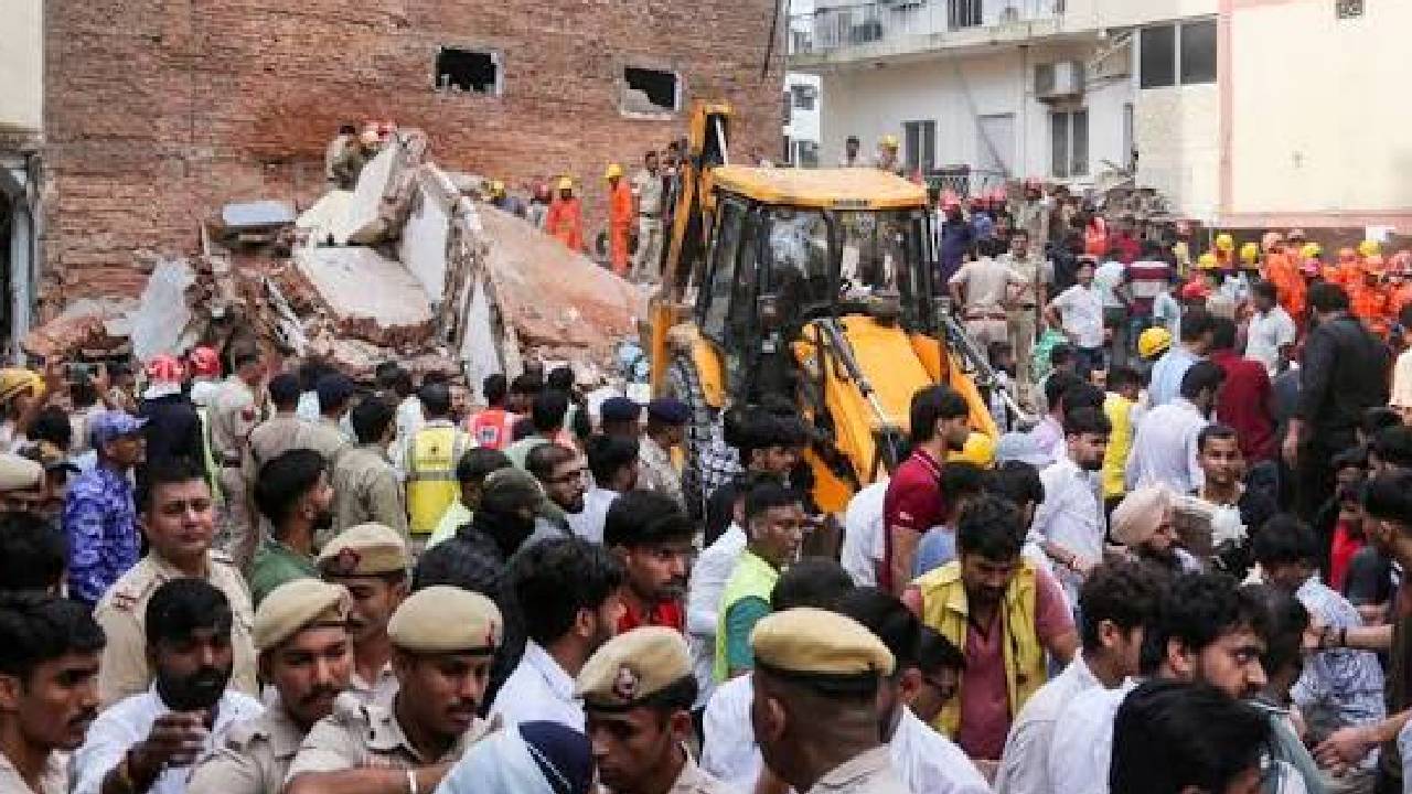 Delhi News: सत्य निकेतन हादसे में बड़ा एक्शन, बिल्डिंग मालिक के बाद बेटा और पत्नी भी गिरफ्तार