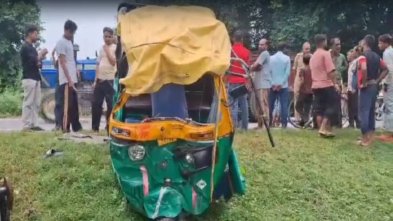 Uttar Pradesh News:संभल में भीषण सड़क हादसा, डंपर से टकराया सवारियों से भरा ऑटो; 2 बच्चे समेत 5 की मौत