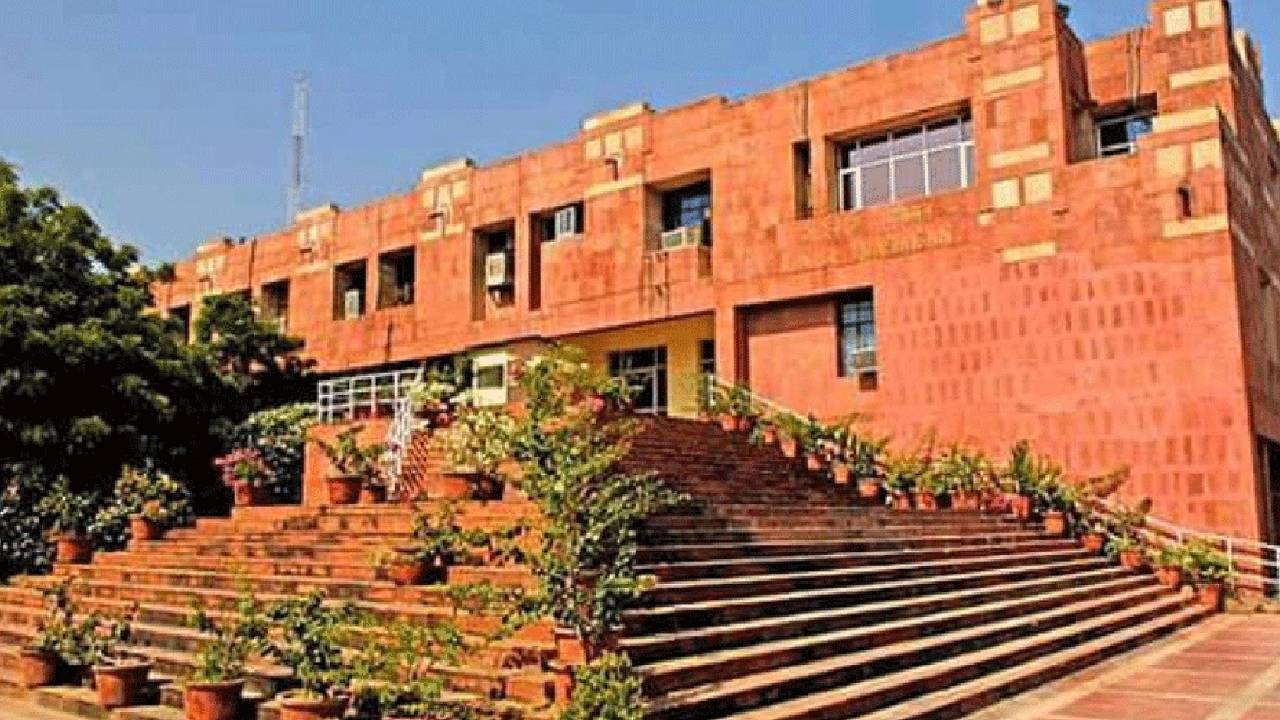 JNU Professor Dismissed: यौन उत्पीड़न के आरोपों के बाद प्रोफेसर अंगोमचा बिमोल अकॉइजम बर्खास्त, समिति की रिपोर्ट पर कार्रवाई