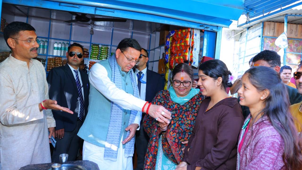 Uttarakhand News: श्रीनगर में आम लोगों के बीच पहुंचे CM धामी, चाय पर की चर्चा, महिलाओं से किया संवाद