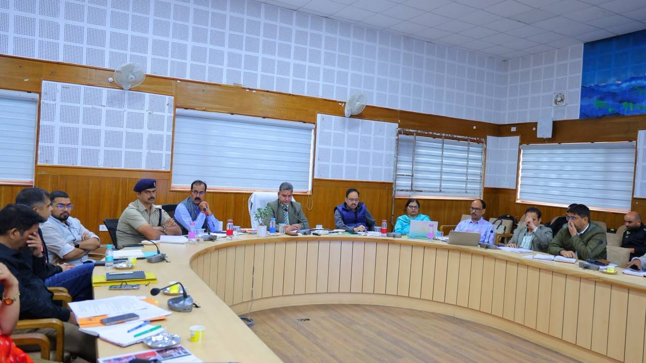 Uttrakhand News:गढ़वाल में विकास कार्यों की समीक्षा, CM घोषणाओं को प्राथमिकता; शिकायतों के जल्द निस्तारण के निर्देश
