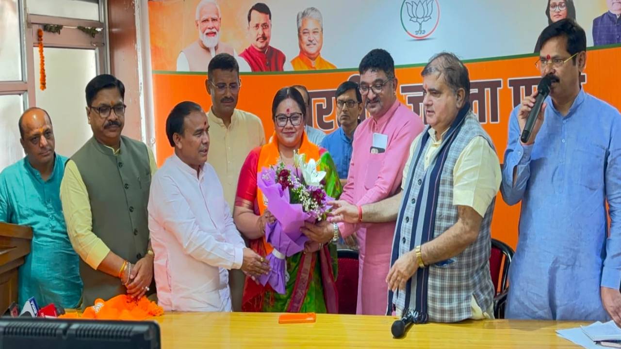 उत्तराखंड में BJP का ऐतिहासिक रिकॉर्ड…सभी 11 नगर निगमों पर कमल लहराया; श्रीनगर की निर्दलीय मेयर आरती भंडारी समेत 10 पार्षद पार्टी में शामिल