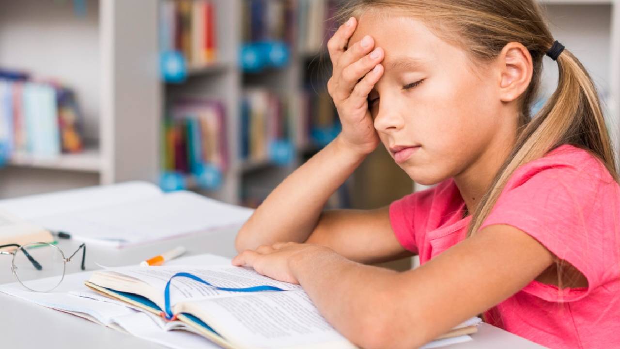 World Mental Health Day: पढ़ाई का प्रेशर बच्चों की मेंटल हेल्थ पर पड़ रहा भारी, NCERT सर्वे में 81% छात्रों ने जताई चिंता