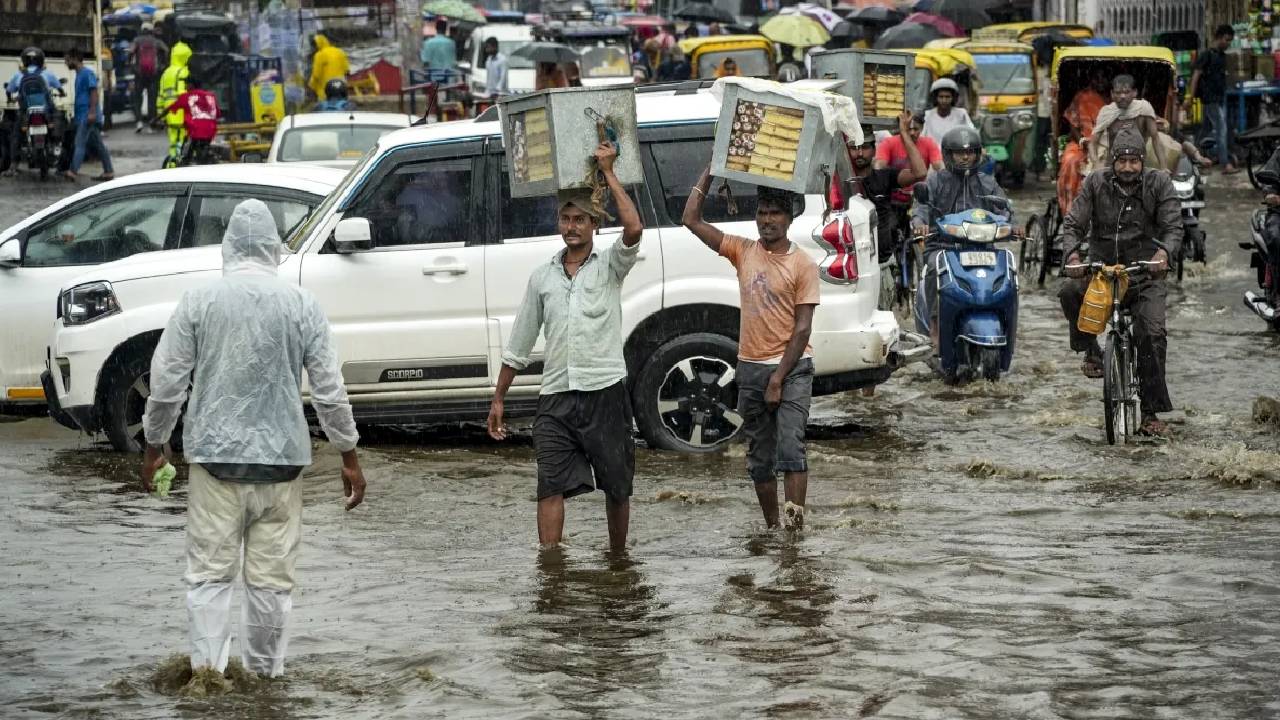 Aaj Ka Mausam 18 October 2026: देश के कई राज्यों में भारी बारिश का अलर्ट, जानें दिल्ली-बिहार के मौसम का हाल