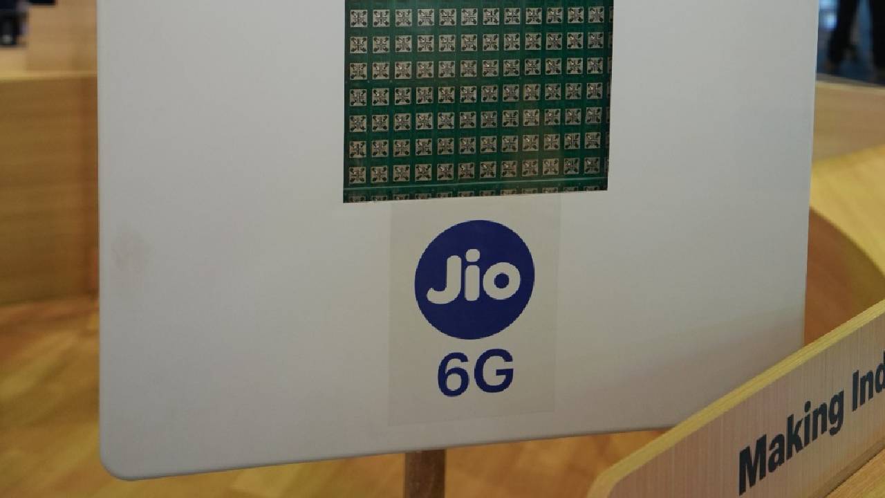 आईएमसी 2026 में JIO ने पेश किया  6जी के लिए गीगा मीमो रेडियो, 5जी के मुकाबले 5 गुना ज्यादा क्षमता और 10 गुना कम लेटेंसी का लक्ष्य